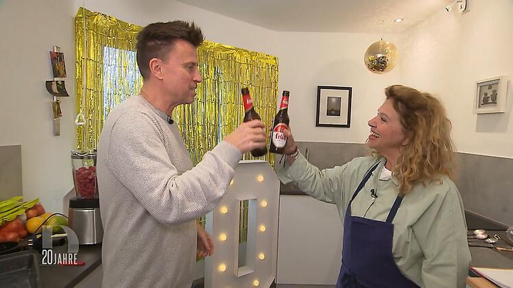 Nach dem Bierchen wird gekocht: Haya Molcho steht Eik als Schnibbelhilfe zur Seite.