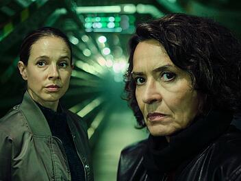 Lena Odenthal (Ulrike Folkerts) und Johanna Stern (Lisa Bitter) ermitteln im "Tatort: Explosive Mischung" w&auml;hrend einer Ludwigshafener Nacht. Schauplatz ist ein Problemviertel, in dem die Autorit&auml;t der Polizei wenig Gewicht zu haben scheint.