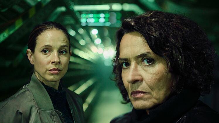 Lena Odenthal (Ulrike Folkerts) und Johanna Stern (Lisa Bitter) ermitteln im "Tatort: Explosive Mischung" w&auml;hrend einer Ludwigshafener Nacht. Schauplatz ist ein Problemviertel, in dem die Autorit&auml;t der Polizei wenig Gewicht zu haben scheint.