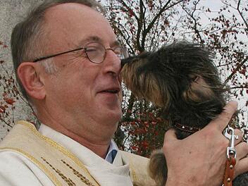 Ein Hundekuss nach der Predigt, das hätte  selbst der Dekan nicht erwartet: Aber Dackel "Minnie vom Himmelstor" und Hans Roppelt sind schon seit langem dicke Freunde. Fotos: Sonja Adam