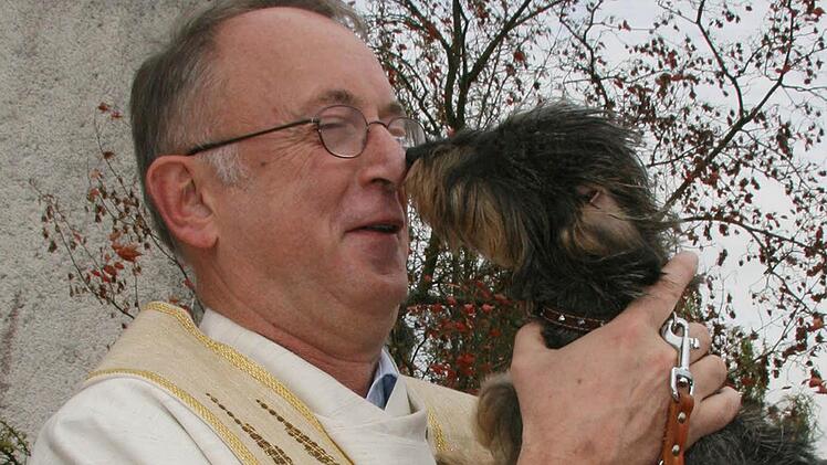 Ein Hundekuss nach der Predigt, das hätte  selbst der Dekan nicht erwartet: Aber Dackel "Minnie vom Himmelstor" und Hans Roppelt sind schon seit langem dicke Freunde. Fotos: Sonja Adam