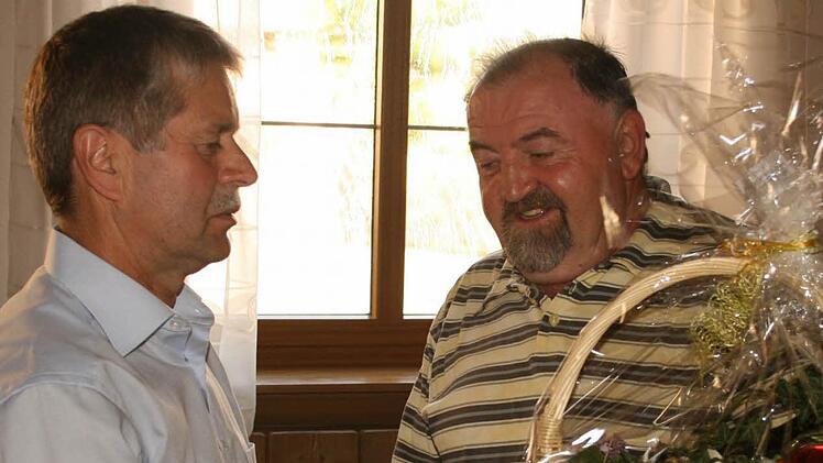 Der neue Vorsitzende Ludwig Lukacz (rechts) dankte seinem Vorgänger Günther Weckert für seinen Einsatz für den Verein.  Fotos: Alfred Molitor