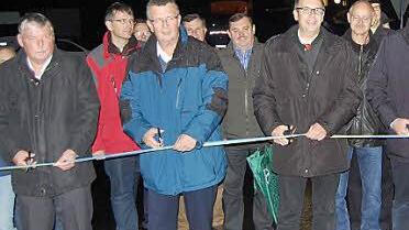 Kreisrat (vorne, von links) und Bürgermeister Christan Mrosek (Redwitz), Georg Vonbrunn (Altenkunstadt), Landrat Christian Meißner, Bürgermeister Bernhard Storath und Kreisrätin Monika Faber schnitten das Band durch.