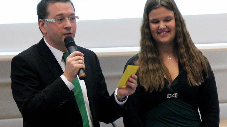 Bürgermeister Karsten Fischkal dankt dem Adelsdorfer Christkind Melissa Mirwald, Fotos: Johanna Blum