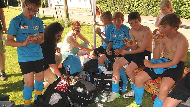 Zwischen den Spielen war natürlich auch eine Stärkung gefragt, wofür die Mamas sorgten. Foto: Günther Geiling