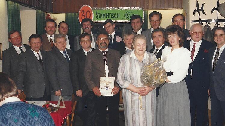Der Stammtisch, der seit 60 Jahren beim Batscher seine Treue hält zusammen mit der Wirtin, der "Batschers Morri" und ihrer Tochter, der jetzigen Wirtin Wilhelmine, im Jahre 1987.