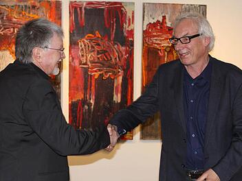 Vorsitzender Karol J. Hurec dankte dem Münchner Künstler Horst Thürheimer für seine attraktive Ausstellung in Kronach.  Foto: Michael Wunder