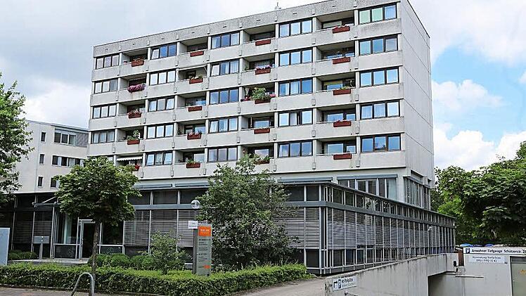 Das Herold-Gebäude, hier von der Ottostraße aus. Statt der Wohnungen soll es in Zukunft ein Hotel und Stadtappartements geben.  Foto: Barbara Herbst