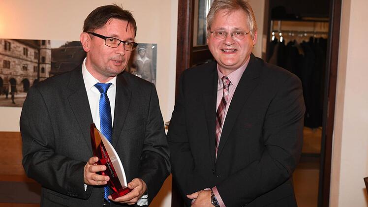 Preisübergabe für Jugendförderung: Alexander Müller (links) würdigt Peter Kerrmann. Foto: Ronald Rinklef