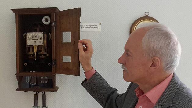 Ein historischer Stromz&auml;hler im Holzgeh&auml;use geh&ouml;rt zu G&uuml;nter Schneiders Lieblingsst&uuml;cken. Das gut erhaltene Objekt stammt aus der Zeit vor dem Ersten Weltkrieg und hat einen Ehrenplatz im B&uuml;ro.  Foto: Rolf Pralle