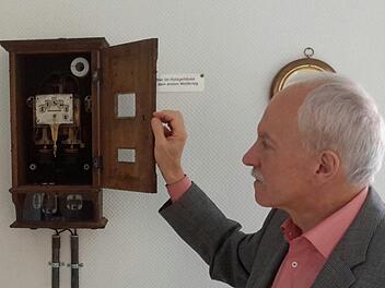 Ein historischer Stromzähler im Holzgehäuse gehört zu Günter Schneiders Lieblingsstücken. Das gut erhaltene Objekt stammt aus der Zeit vor dem Ersten Weltkrieg und hat einen Ehrenplatz im Büro.  Foto: Rolf Pralle