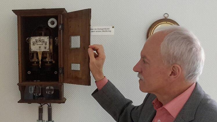 Ein historischer Stromzähler im Holzgehäuse gehört zu Günter Schneiders Lieblingsstücken. Das gut erhaltene Objekt stammt aus der Zeit vor dem Ersten Weltkrieg und hat einen Ehrenplatz im Büro.  Foto: Rolf Pralle