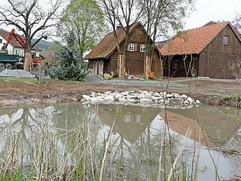 Am Dorfplatz in Lindau wird emsig gearbeitet. Foto: Dieter Hübner
