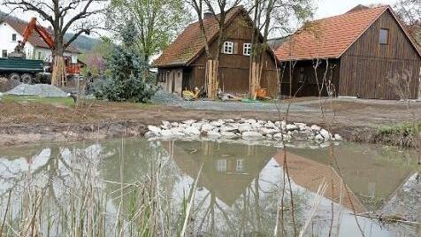 Am Dorfplatz in Lindau wird emsig gearbeitet. Foto: Dieter Hübner