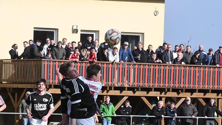 Gut gefüllte Tribünenplätze bei der Nullnummer des FC Reichenbach gegen den SV Burgwallbach/Leutershausen.Hopf
