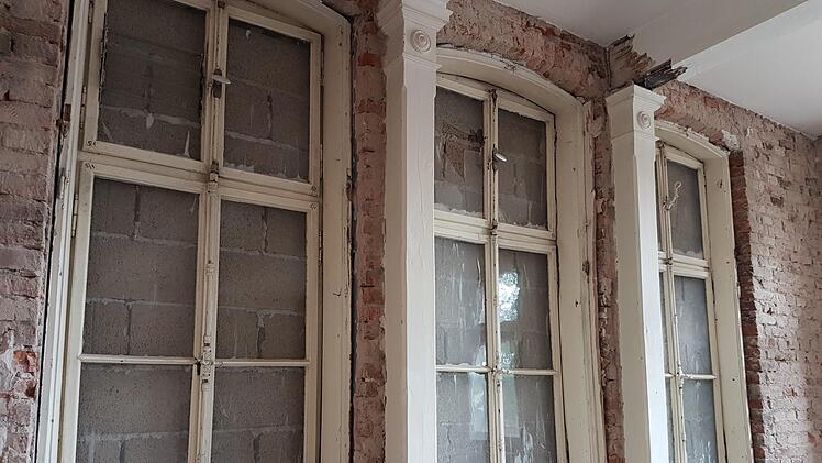 Außen Mauerwerk, innen ein historisches Fenster. Foto: Marco Meißner