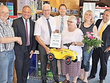 Drei Bobby-Cars konnte Elisabeth Endreß (Dritte von rechts) anlässlich der Eröffnung der Postfiliale für den Kindergarten in Empfang nehmen. Weiter auf dem Bild (von links): Peter Keil, Olaf Gunzelmann, Helmut Muhr (Deutsche Post), Bürgermeister Wolfram Thein, Heidi Keil und Stefan Hollfelder (Deutsche Post).  Foto: Helmut Will