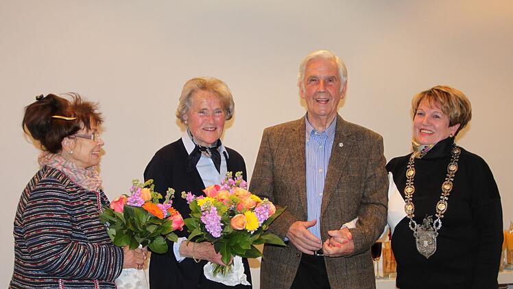 Marianne Becher und Walter Schöpfner (Bildmitte) erhielten Ehrenmedaillen von Bürgermeisterin Brigitte Meyerdierks (rechts). Margot  Schöpfner wurde ein Blumenstrauß überreicht. Foto: Ulrike Müller