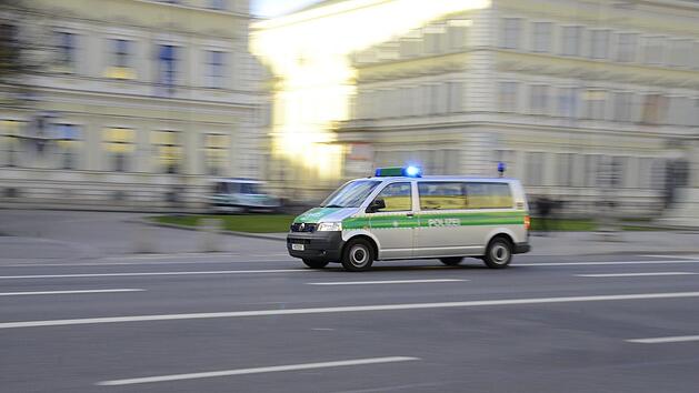 Die Polizei suchte in Feucht nach dem angefahrenen Fu&szlig;g&auml;nger, konnte ihn jedoch nicht finden. Foto: pixabay/carstenoschmann