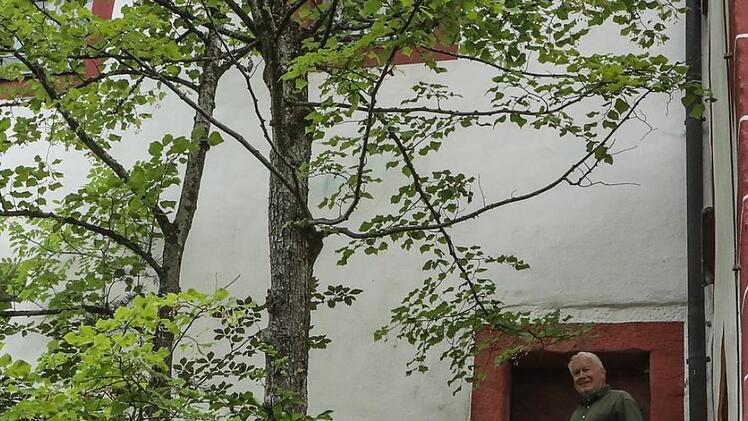 Freiherr Albrecht hoch droben im Innenhof.