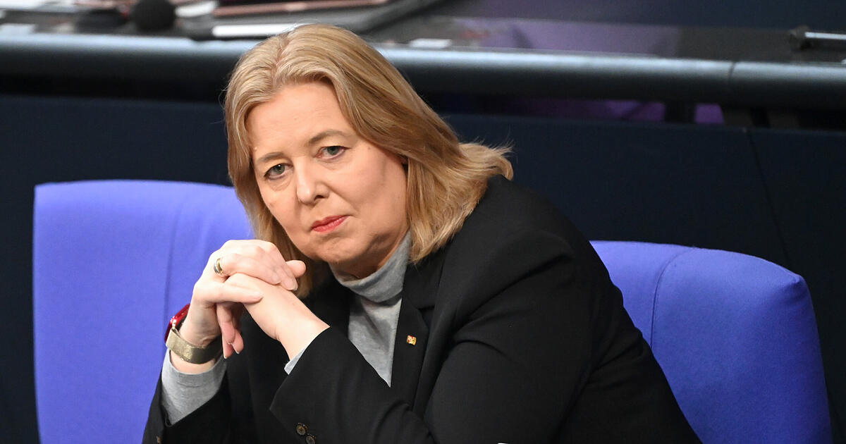 Paying into pensions: Bas remains tough on civil servants