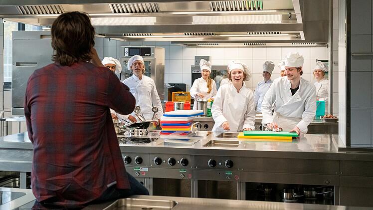 Eigentlich ist Erik (Oliver Mommsen, links) Foodblogger und Youtube-Star. In der "Schule am Meer" bildet er Schüler im Kochen und allem rund um Ernährung aus.