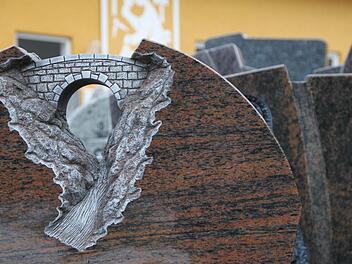 Soziale Verantwortung gilt auch für den letzten Weg - das findet zumindest die Stadt Bad Brückenau und genehmigt nur noch zertifizierte Steine. Fotos: Ulrike Müller