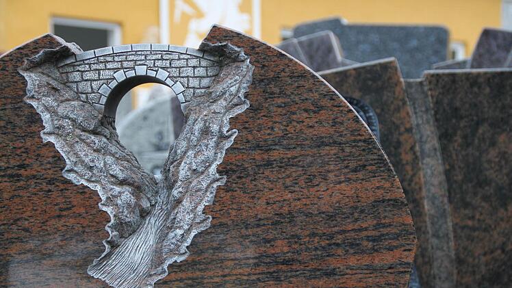 Soziale Verantwortung gilt auch für den letzten Weg - das findet zumindest die Stadt Bad Brückenau und genehmigt nur noch zertifizierte Steine. Fotos: Ulrike Müller