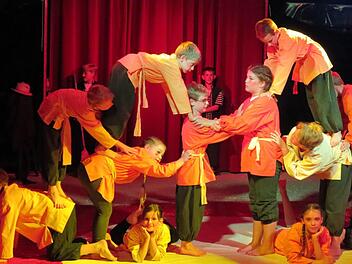 Bei der Bodenakrobatik ging es hoch hinaus. Die Mädchen und Jungen der vierten Klassen aus Euerdorf zeigten, was sie in der Woche im "Circus Luna" alles gelernt haben. Foto: Doris Bauer