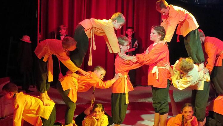Bei der Bodenakrobatik ging es hoch hinaus. Die Mädchen und Jungen der vierten Klassen aus Euerdorf zeigten, was sie in der Woche im "Circus Luna" alles gelernt haben. Foto: Doris Bauer