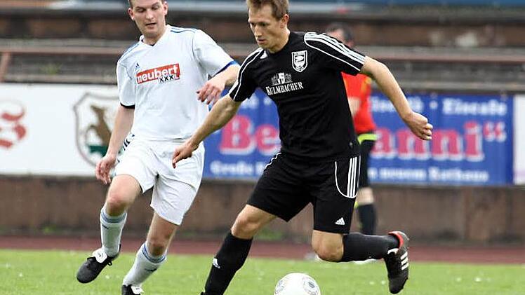 Mit seinem Treffer zum 3:1 machte Josef Weiß (rechts) den Eberner Klassenerhalt endgültig perfekt.