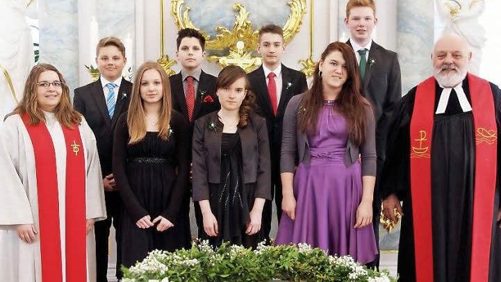 Bei der Konfirmation in Seibelsdorf (von links): Jugenddiakonin Annette Hofmann, Michael Schnapp, Leonie Blüchel, Tim Schmierer, Ailine Jersch, Christopher Scheller, Anastasia Heil, Kevin Kraut und Pfarrer Friedrich Seegenschmiedt Foto: Thron