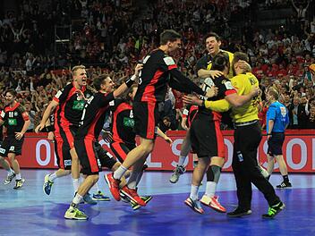 In diesem Monet war der Einzug ins Halbfinale perfekt: Das deutsche Team jubelt nach dem 25:23-Sieg im letzten und entscheidenden EM-Gruppenspiel gegen Dänemark. Foto: dpa