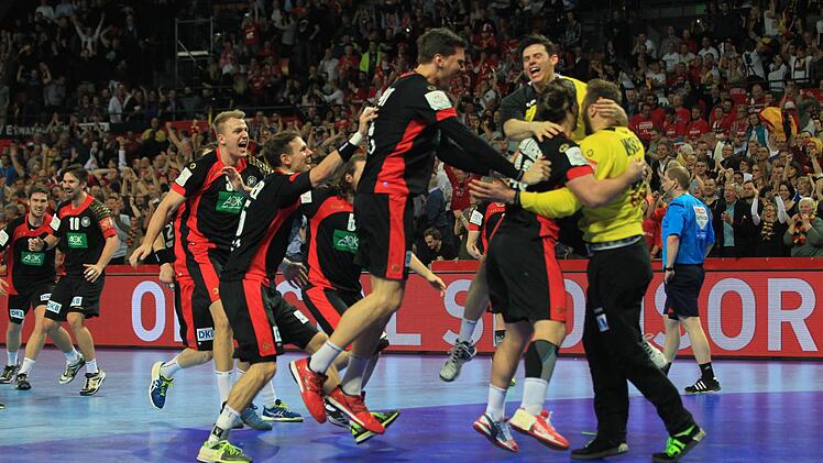 In diesem Monet war der Einzug ins Halbfinale perfekt: Das deutsche Team jubelt nach dem 25:23-Sieg im letzten und entscheidenden EM-Gruppenspiel gegen Dänemark. Foto: dpa