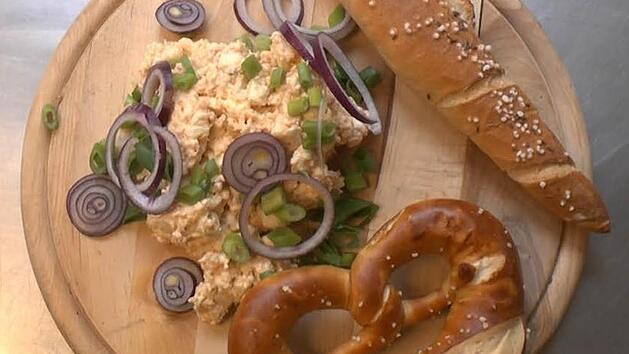 Typische Brotzeit auf dem fr&auml;nkischen Bierkeller ist der Gerupfte. In Bayern wird er auch Obazda genannt und etwas anders zubereitet . Foto: Vanessa Schneider