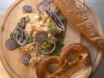 Typische Brotzeit auf dem fränkischen Bierkeller ist der Gerupfte. In Bayern wird er auch Obazda genannt und etwas anders zubereitet . Foto: Vanessa Schneider