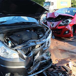Frontalcrash zweier Pkw im Kreuzungsbereich - Beide Fahrerinnen schwer verletzt