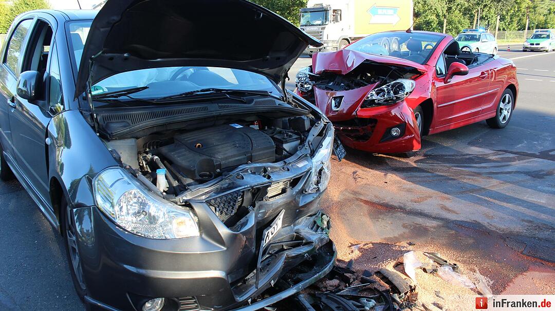 Frontalcrash zweier Pkw im Kreuzungsbereich - Beide Fahrerinnen schwer verletzt