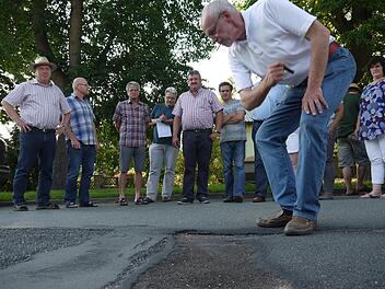 Schon im Sommer stellen Matthias Bauer (vorne) und seine Kollegen vom Gemeinderat fest, dass in der Coburger Straße die gröbsten Schäden noch in diesem Jahr repariert werden müssen. Kosten für die Anlieger entstehen dabei nicht.Berthold Köhler