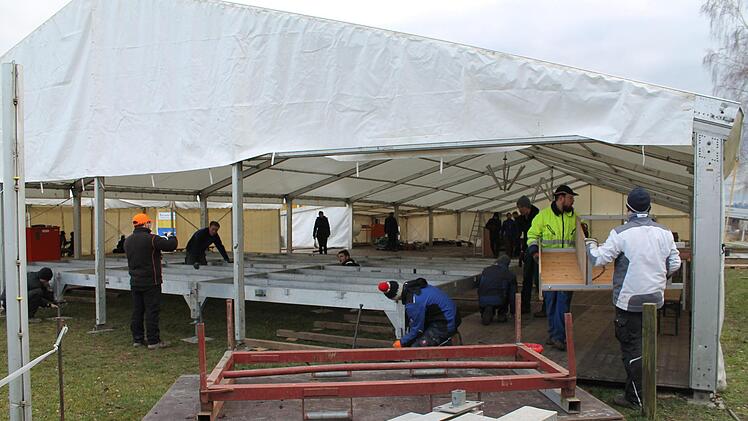 Geschäftiges Treiben im Zelt: Bis zum Start des Zeltfaschings am  kommenden Freitag sind noch einige Schrauben zu drehen. Foto: Christian Dreßel