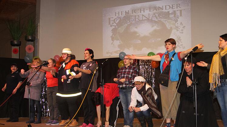 Urkomisch: die Darstellung der Neubrunner Prominenz durch die Gestik und Mimik des "Frauen-Stammtisches".