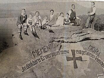 Das Foto aus dem Jahr 1931, Pfingsten,  zeigt  junge Einberger auf dem Spielplatz ihrer Jugend, der Teufelskanzel. Wenige Jahre später zogen sie in den Zweiten Weltkrieg - nicht alle kehrten zurück.