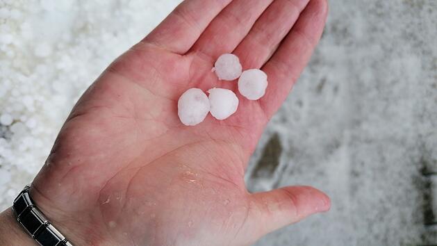 Pommelsbrunn: Video zeigt Ausma&szlig; von heftigem Hagelschauer - Wiesen und Autos bedeckt
