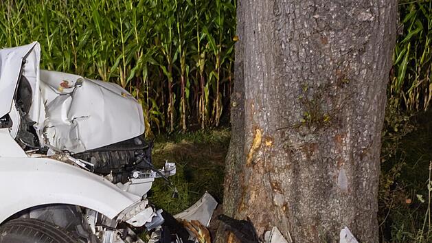 Adlitz: Fahrer prallt gegen Baum - Straße voll gesperrt