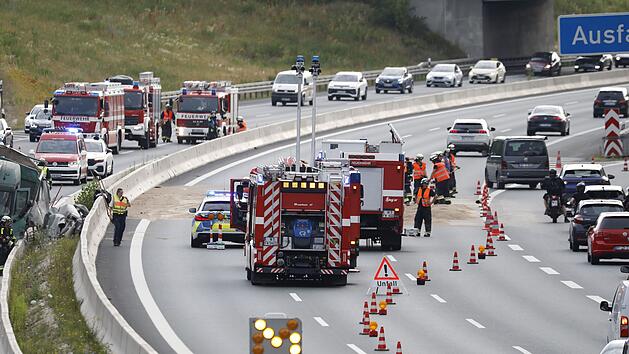 Massive Staubildung auf A73: Lastwagen kippt um und verteilt Ladung auf vier Fahrspuren