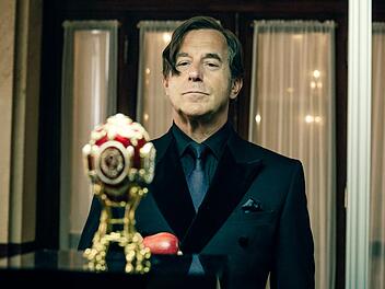 Der Kunstliebhaber von Allmen (Heino Ferch) kann einem ber&uuml;hmten Faberg&eacute;-Ei nicht widerstehen. Zar Nikolaus soll das Ei einst Tolstoi geschenkt haben.