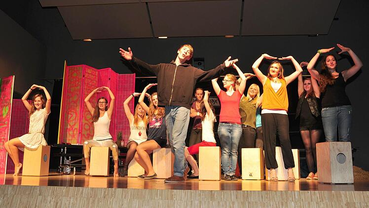 Fantastische und teils surrealistische Momente gibt es in dem Theaterstück "Auf der Greifswalder Straße" von Roland Schimmelpfennig, mit dem die Theatergruppe der Mittel- und Oberstufe des Regiomontanus-Gymnasiums Haßfurt unter der Regie von Katrin Hiernickel und die Projektband unter der Leitung von Alexandra Weber schon bei der Premiere einen großartigen Erfolg feierten. Im Vordergrund Jakob Stuhlfelder als Hans. Foto: ul