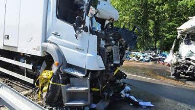 Die Fahrerkabinen waren nach dem Zusammenstoß stark verformt.