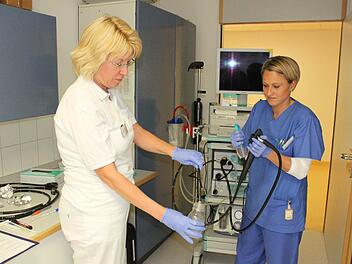 Die Hygiene-Fachkraft des St. Elisabeth-Krankenhauses, Heidrun Klose, und Abteilungsleiterin Bettina Braun überprüfen, ob das Endoskopie-Gerät optimal gereinigt wurde. Fotos: Thomas Mäuser