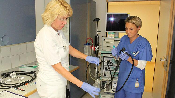 Die Hygiene-Fachkraft des St. Elisabeth-Krankenhauses, Heidrun Klose, und Abteilungsleiterin Bettina Braun überprüfen, ob das Endoskopie-Gerät optimal gereinigt wurde. Fotos: Thomas Mäuser